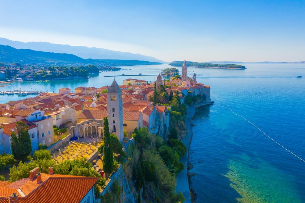  Rab, Croazia, vista panoramica della città storica con torri.