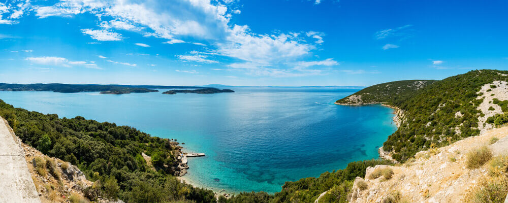 Vista panoramica vicino alla città di Lopar sull'isola di Rab in Croazia