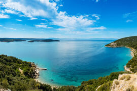 Vista panoramica vicino alla città di Lopar sull'isola di Rab in Croazia