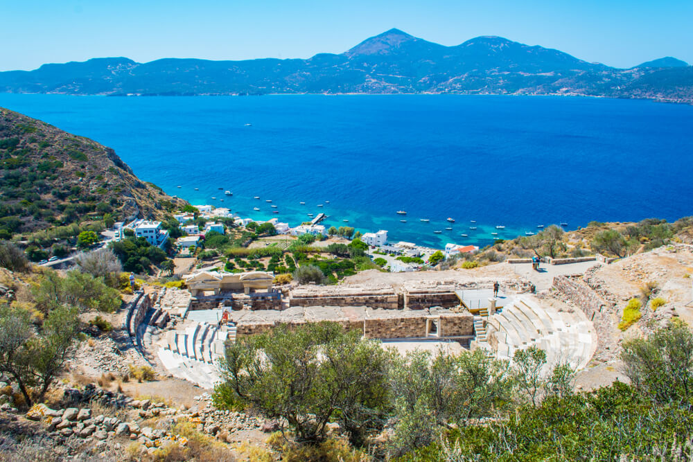 Panorama dell'antico teatro romano (III secolo a.C.) e della pittoresca baia del villaggio di Klima nell'isola di Milos, in Grecia.