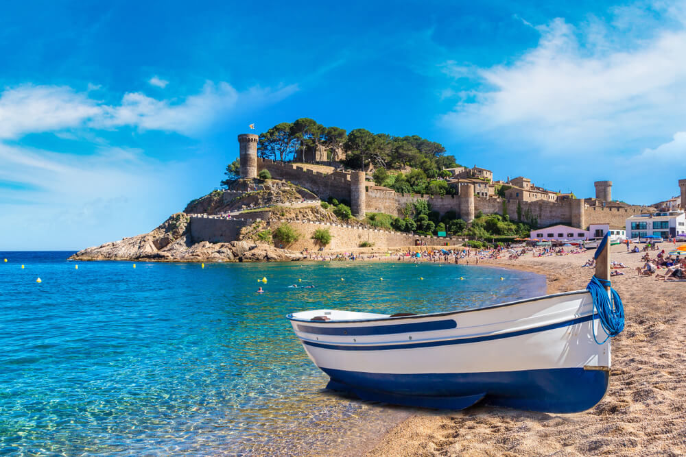 Spiaggia di Tossa de Mar e fortezza in una bella giornata estiva, Costa Brava, Catalogna, Spagna
