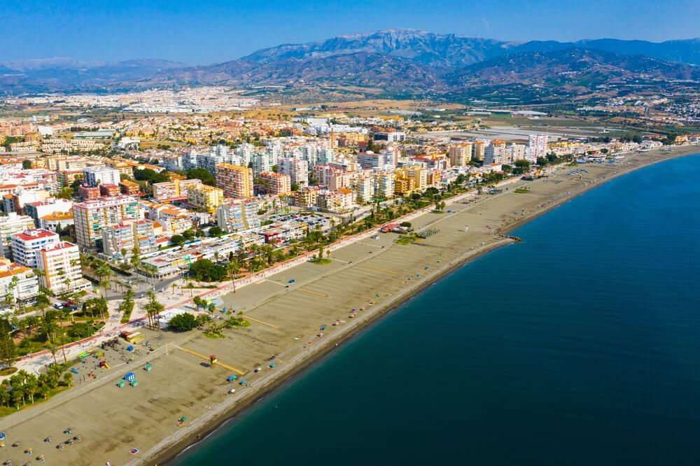 Pittoresca vista estiva dal drone della città costiera mediterranea di Torre del Mar, Andalusia, Spagna
